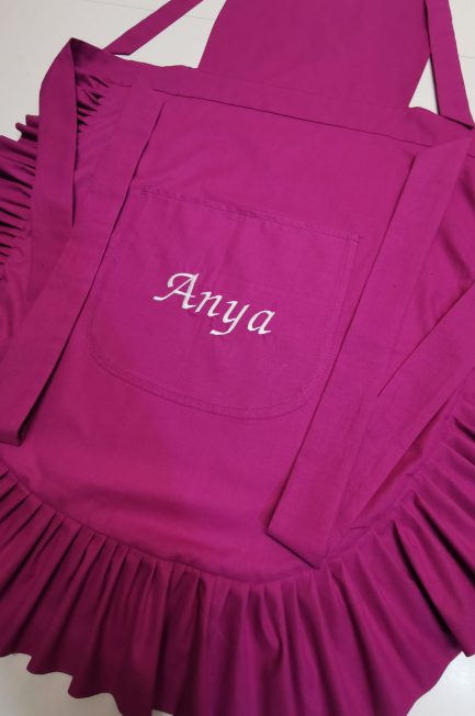 Șorț brodat din bumbac cu volane